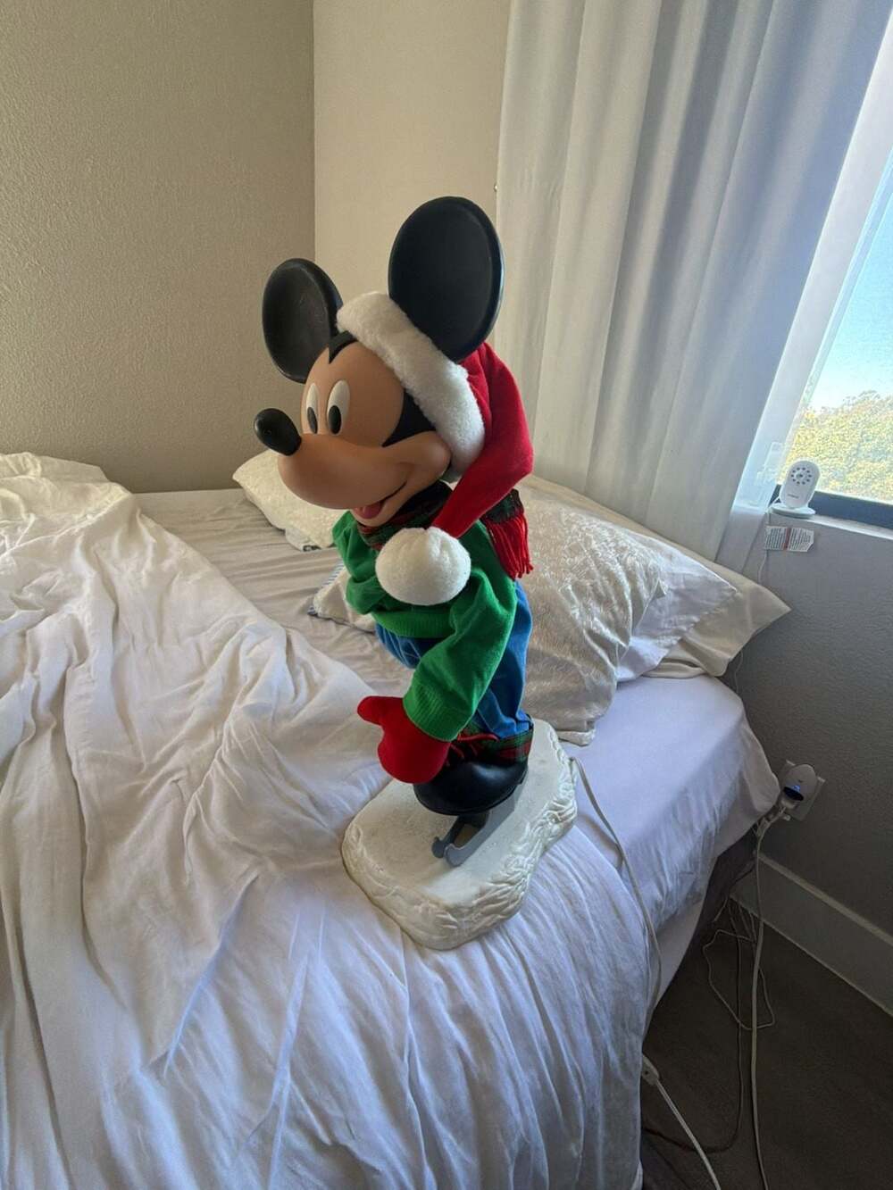 1998 Santa's Best Disney Mickey Unlimited Animated Ice Skating Mickey Mouse